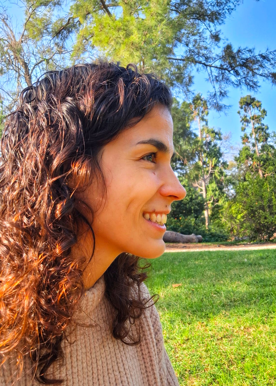 Maru Pasinetti al aire libre, mirando hacia el horizonte