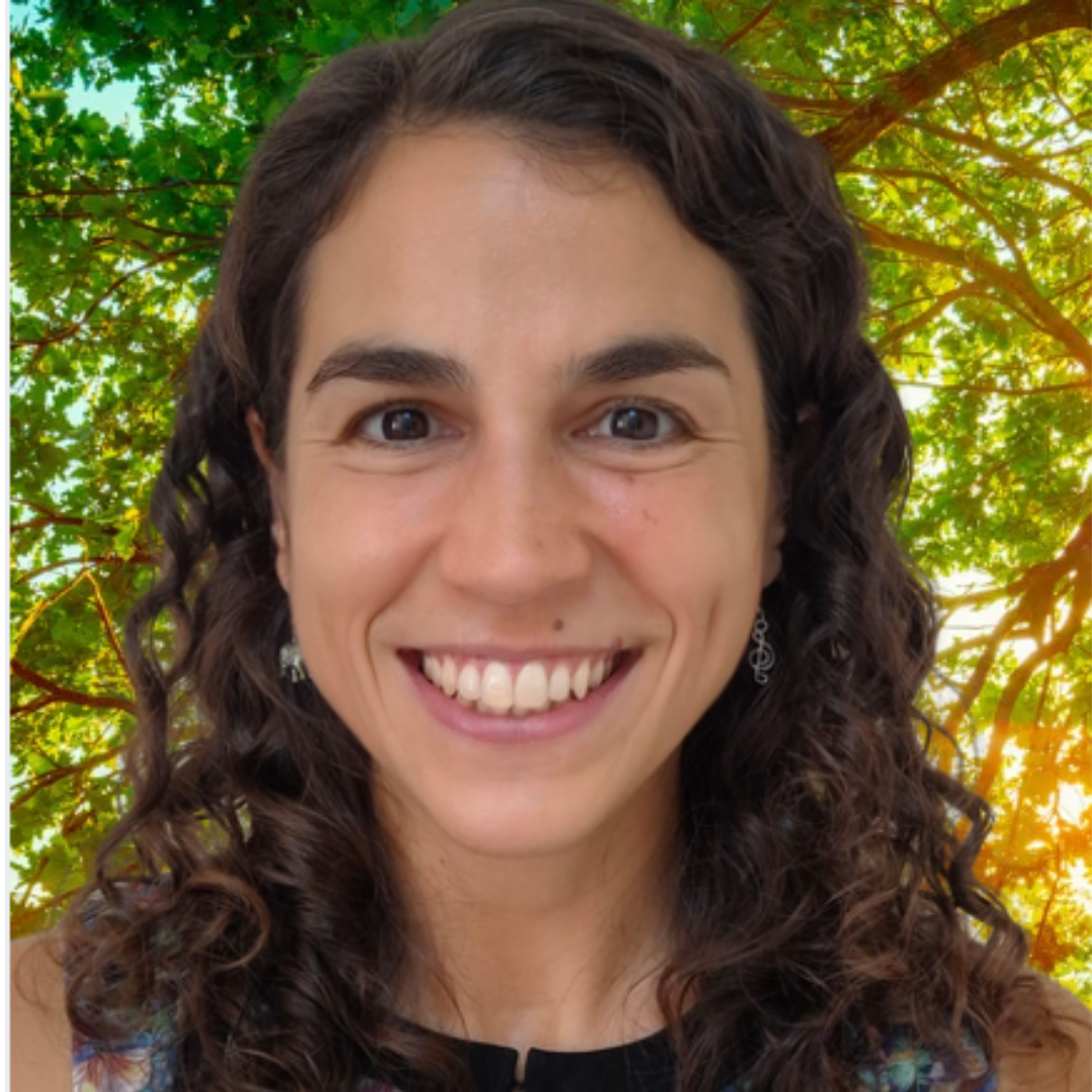 Maru Pasinetti sonriendo al aire libre